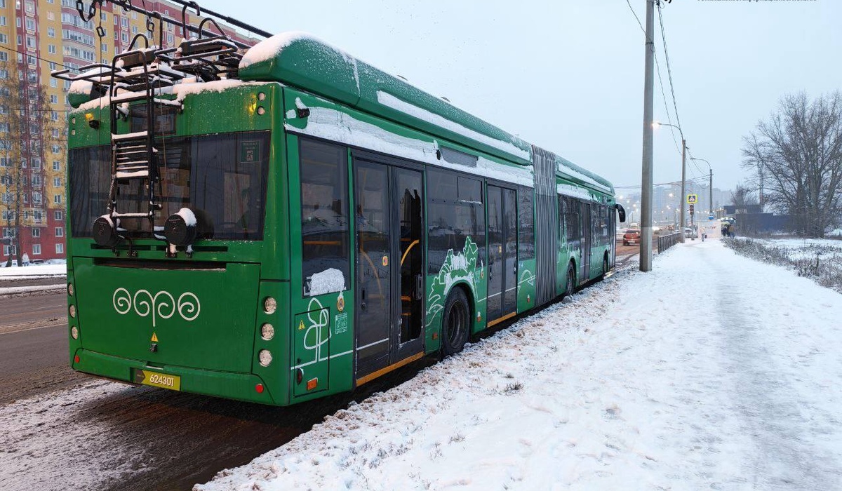 В Курске дверь троллейбуса-гармошки повреждена при столкновении с автомобилем