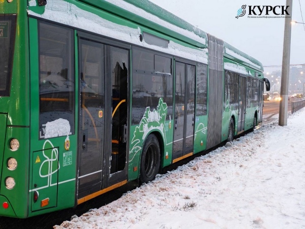 В Курске троллейбус-гармошка с бесплатным проездом остался без двери