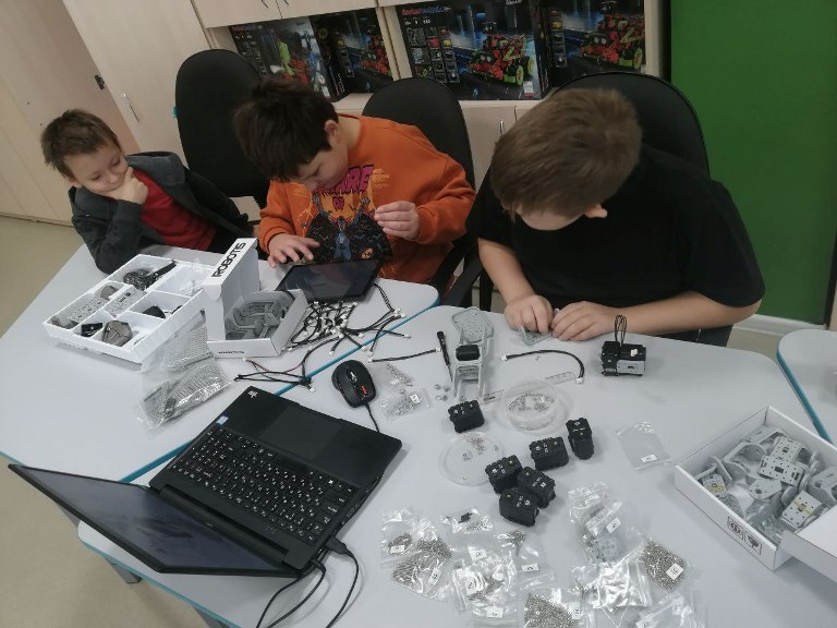 В центре цифрового образования детей «IT-куб», созданном на базе лицея № 14 города Железногорска, благодаря национальному проекту «Молодежь и дети», инициированного Президентом Российской Федерации Владимиром Путиным, прошел...