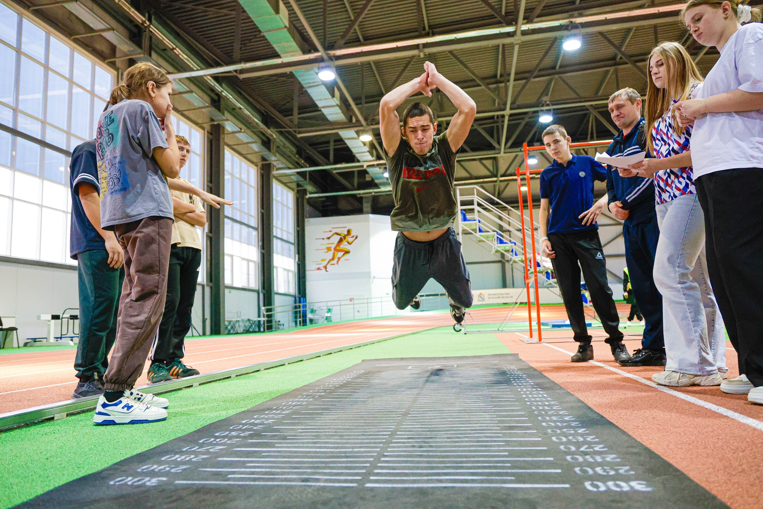 В курском легкоатлетическом манеже состоялся областной Фестиваль адаптивных видов спорта «Время спортивных открытий», который объединил почти 200 человек с ограниченными возможностями здоровья