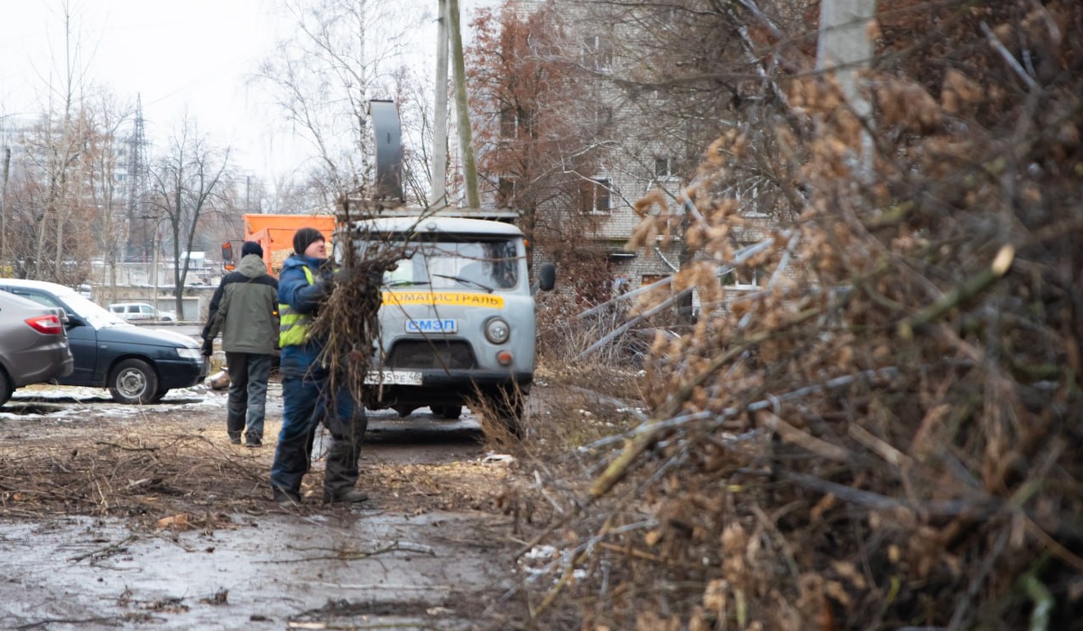 В ходе субботника в Курске с улицы Республиканской вывезли четыре КамАЗа отходов