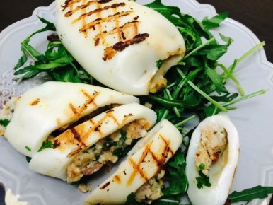 Незабываемый вкус: как удивить гостей фаршированными кальмарами