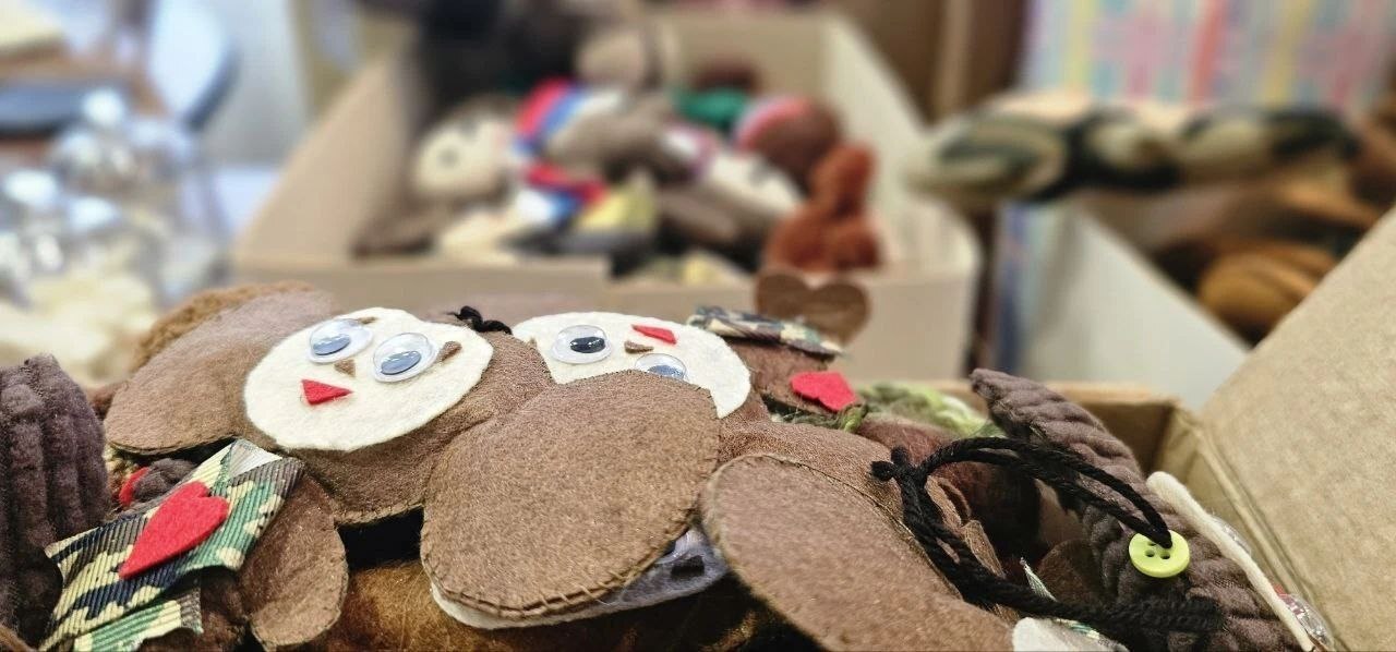 Юные куряне создали 500 талисманов-чебурашек для бойцов СВО