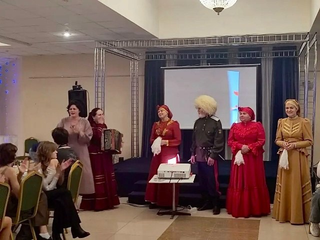 В рамках Декады инвалидов, которая проходит по всей России с 1 по 10 декабря, во Дворце культуры города Курчатов состоялось мероприятие с участием Народного фольклорного ансамбля "Славица" (руководитель - Елена Гридасова)