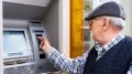 Пенсионеры обрабатывают новые финансовые советы: почему стоит снимать пенсию сразу