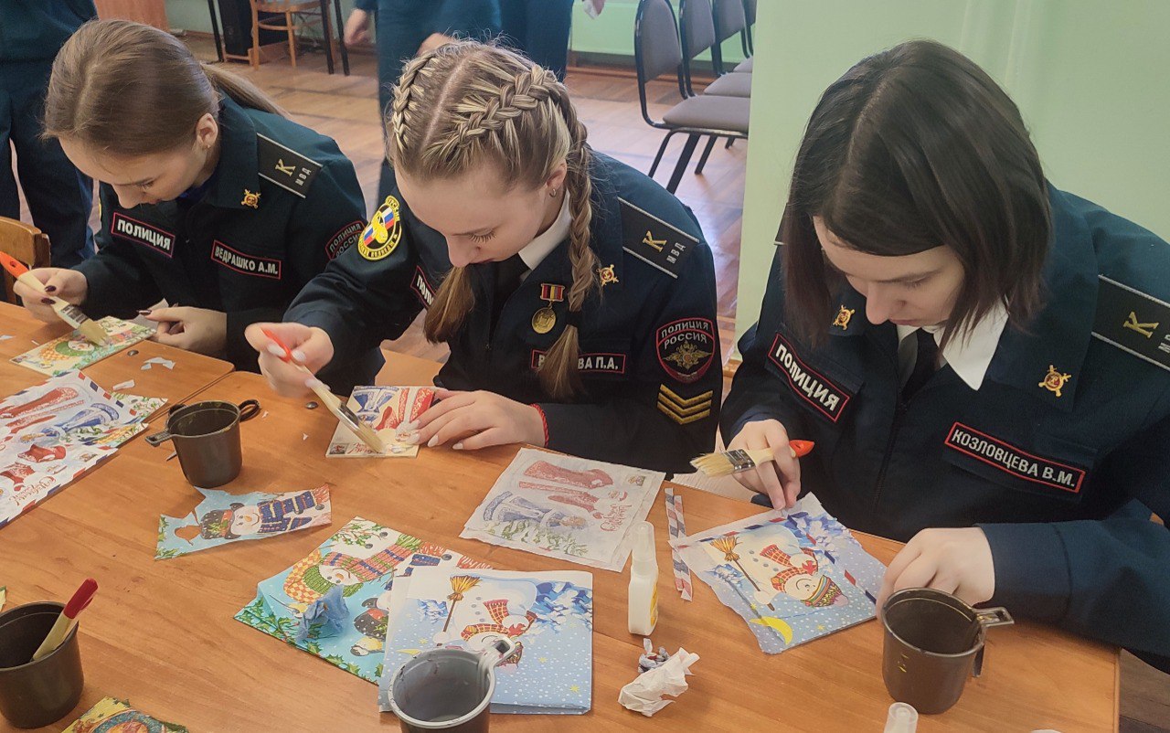 В библиотеке-филиале № 10 для студентов Курского автотехнического колледжа прошла программа «Праздничные послания: история новогодних открыток»