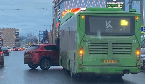 В Курске ДТП с автобусом парализовало движение транспорта