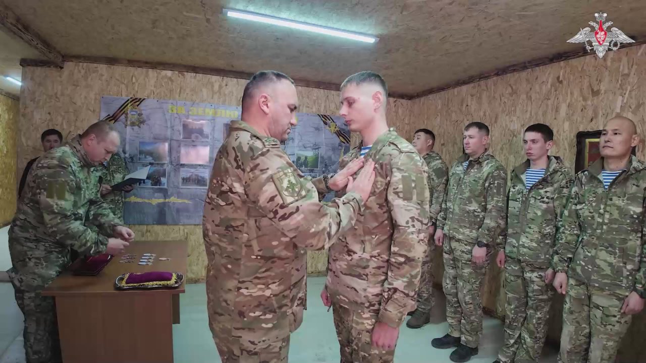 Военнослужащие 11-й отдельной гвардейской десантно-штурмовой бригады ВДВ, участвовавшие в операции «Поток» по освобождению города Суджа в Курской области, получили государственные награды