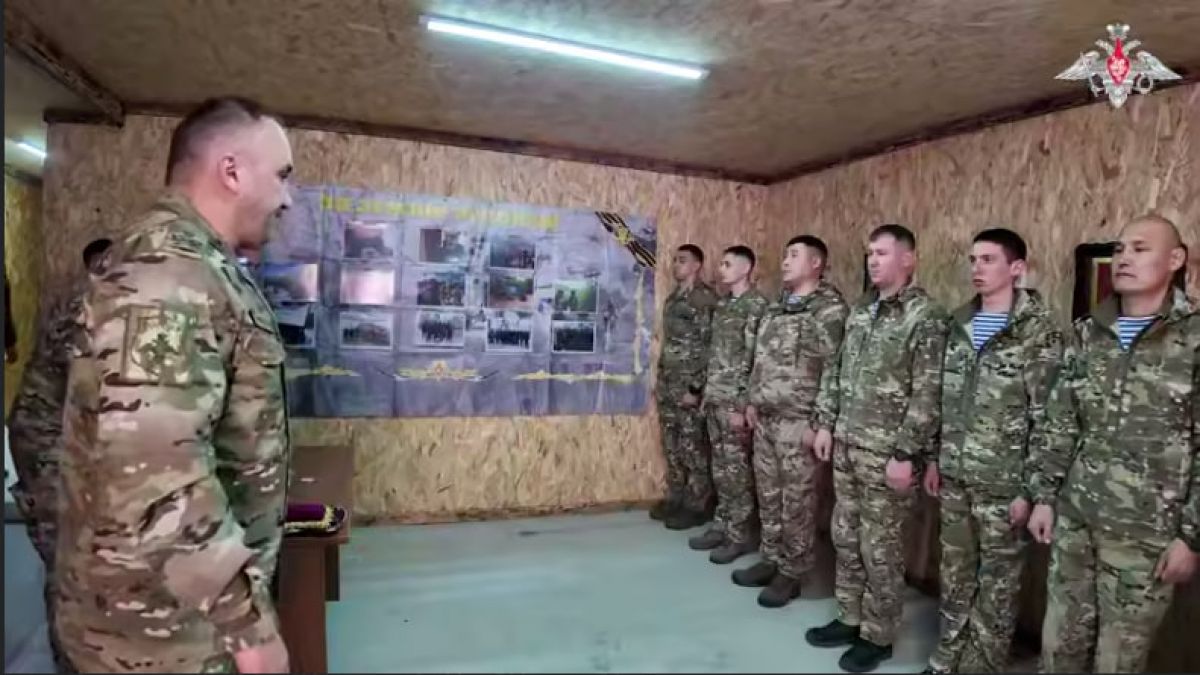 Бойцы ВДВ из Бурятии получили награды за участие в операции «Поток» под Суджей