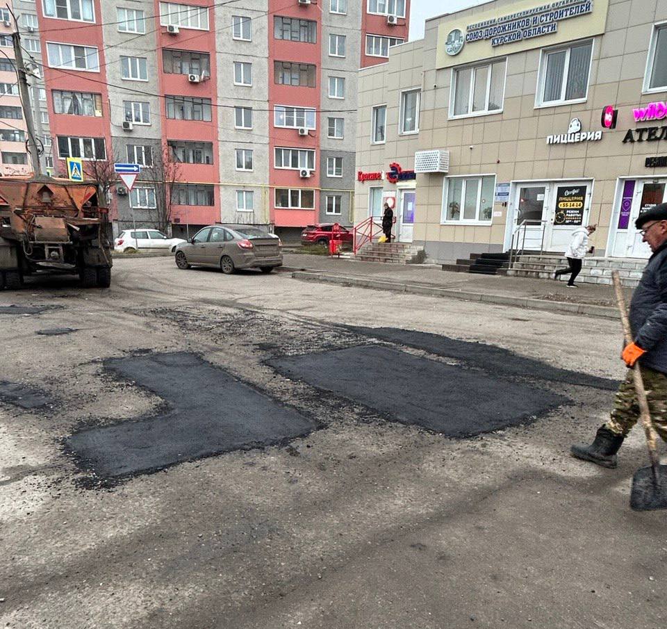 Евгений Маслов: Приветствую всех, друзья!. Один из собственников здания на улице Бойцов 9-й Дивизии проявил инициативу и сделал ямочный ремонт площадки для парковки автомобилей рядом со своим зданием, а также уложил...
