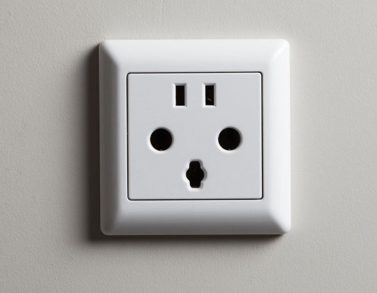 Курянин через суд попытался вернуть 161 рубль за розетку