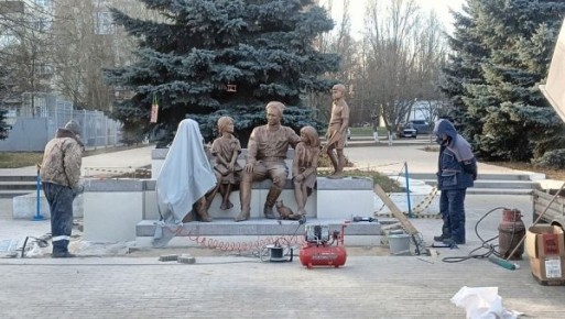 В Курске устанавливают памятник Гайдару и тимуровцам