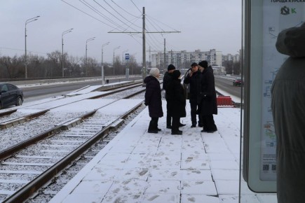 В Курске продолжают благоустройство трамвайных остановок на Кировском мосту