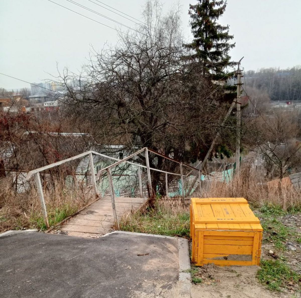 В Курске начали устанавливать антигололедные ящики с песком