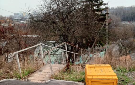 В Курске у спусков и лестниц установили контейнеры с песком для обработки зимой