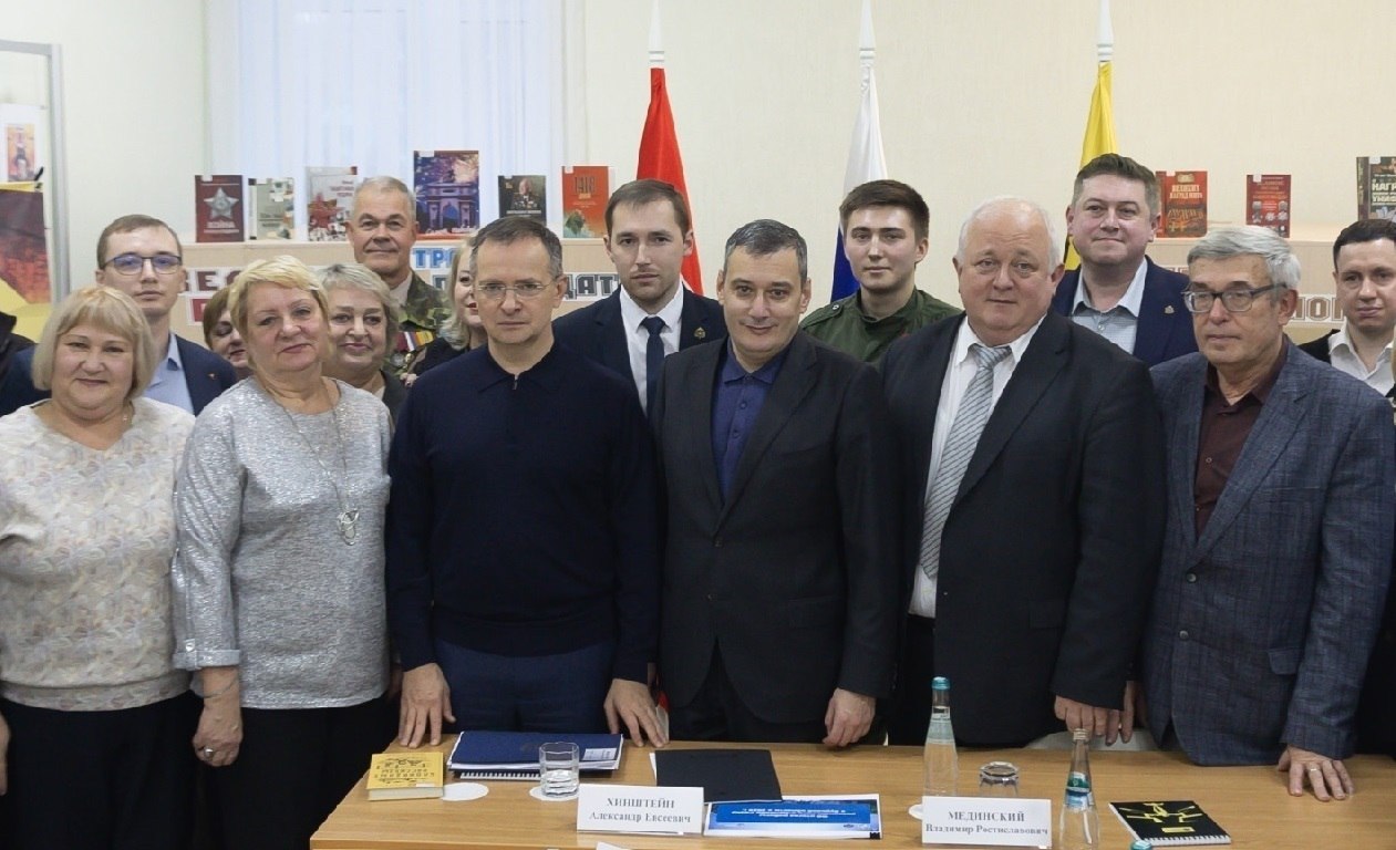 В Курской областной универсальной научной библиотеке имени Н.Н. Асеева состоялось заседание актива регионального отделения Российского военно-исторического общества в Курской области под председательством помощника...