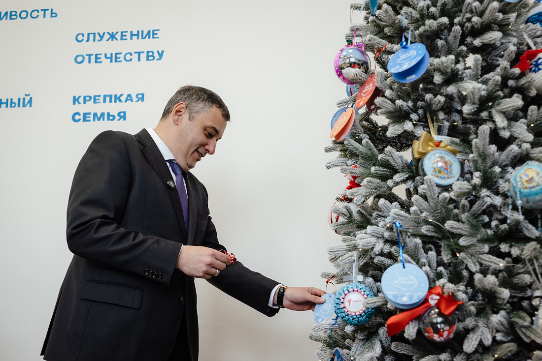 Александр Хинштейн дал старт акции «Ёлка желаний» в Курской области