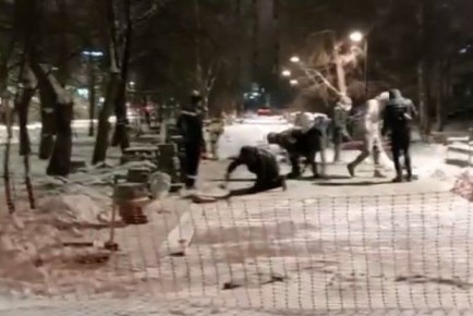 В Челябинске решили уложить плитку на снег