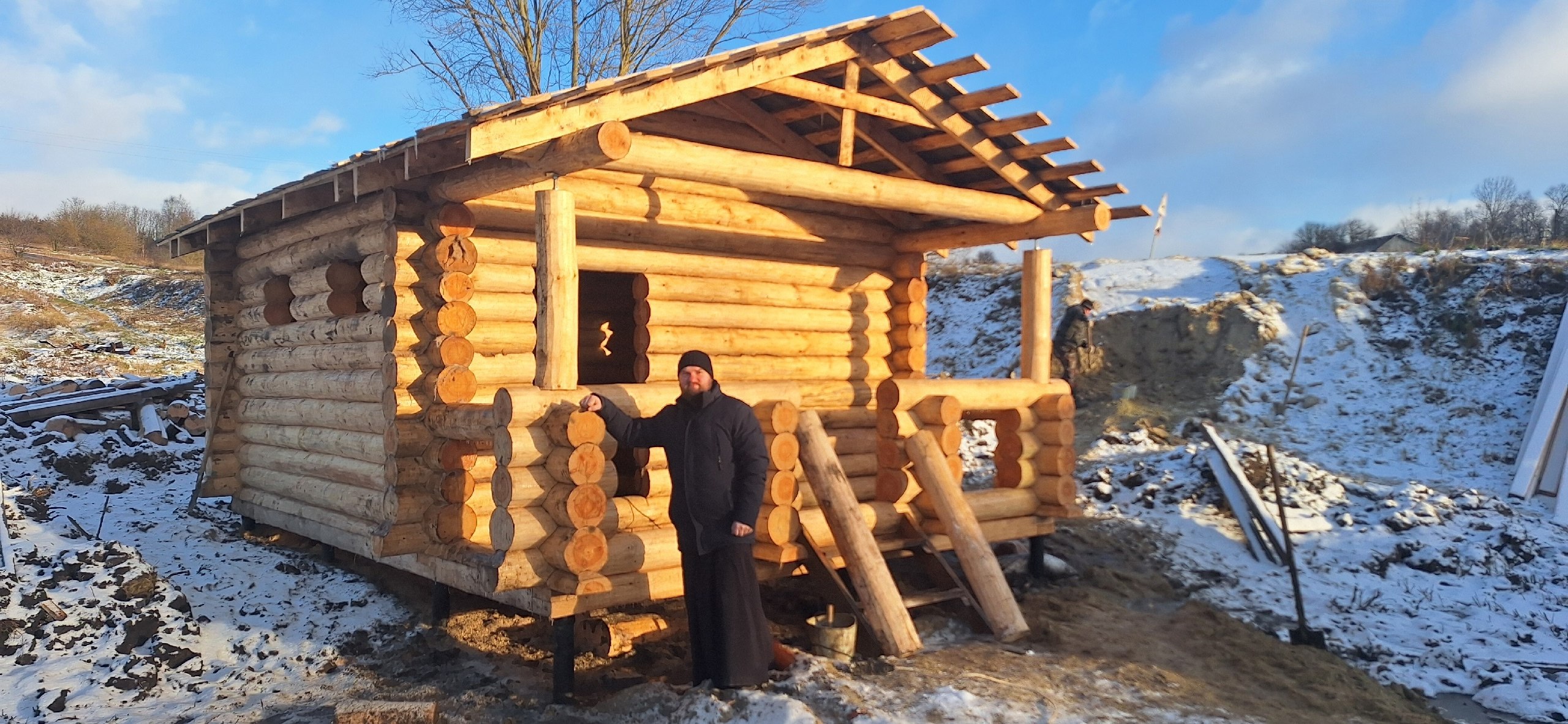 У храма Космы и Дамиана в с. Любач установили сруб над купелью