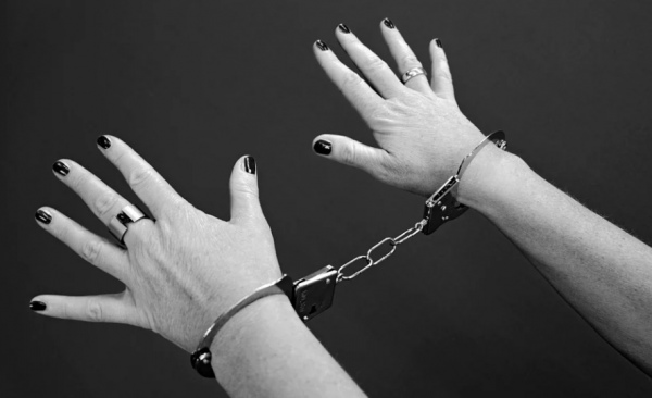 Курянка избила сожителя руками и ногами за разговоры о ее поклонниках