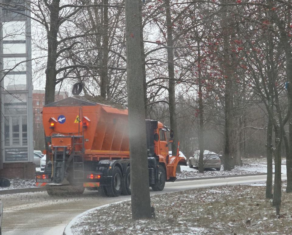 Рабочие очищают дороги от снега