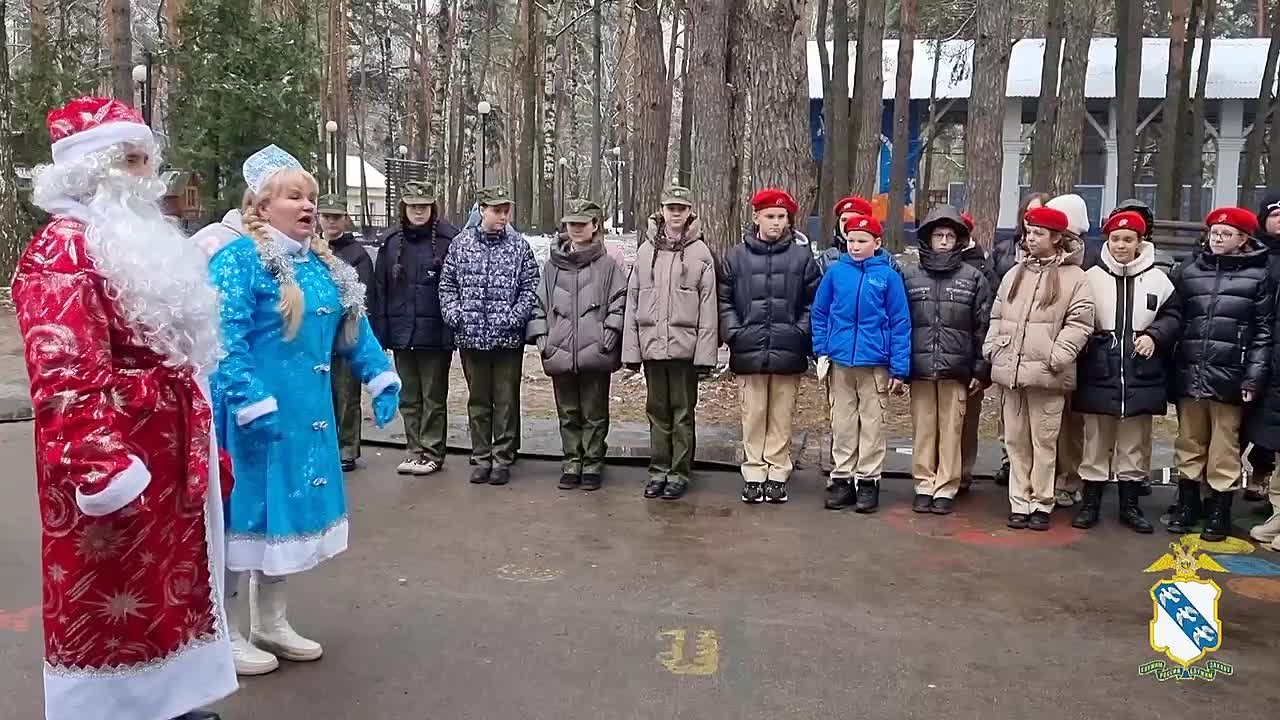 Полицейский Дед Мороз посетил ребят в оздоровительном лагере и напомнил о правилах безопасности
