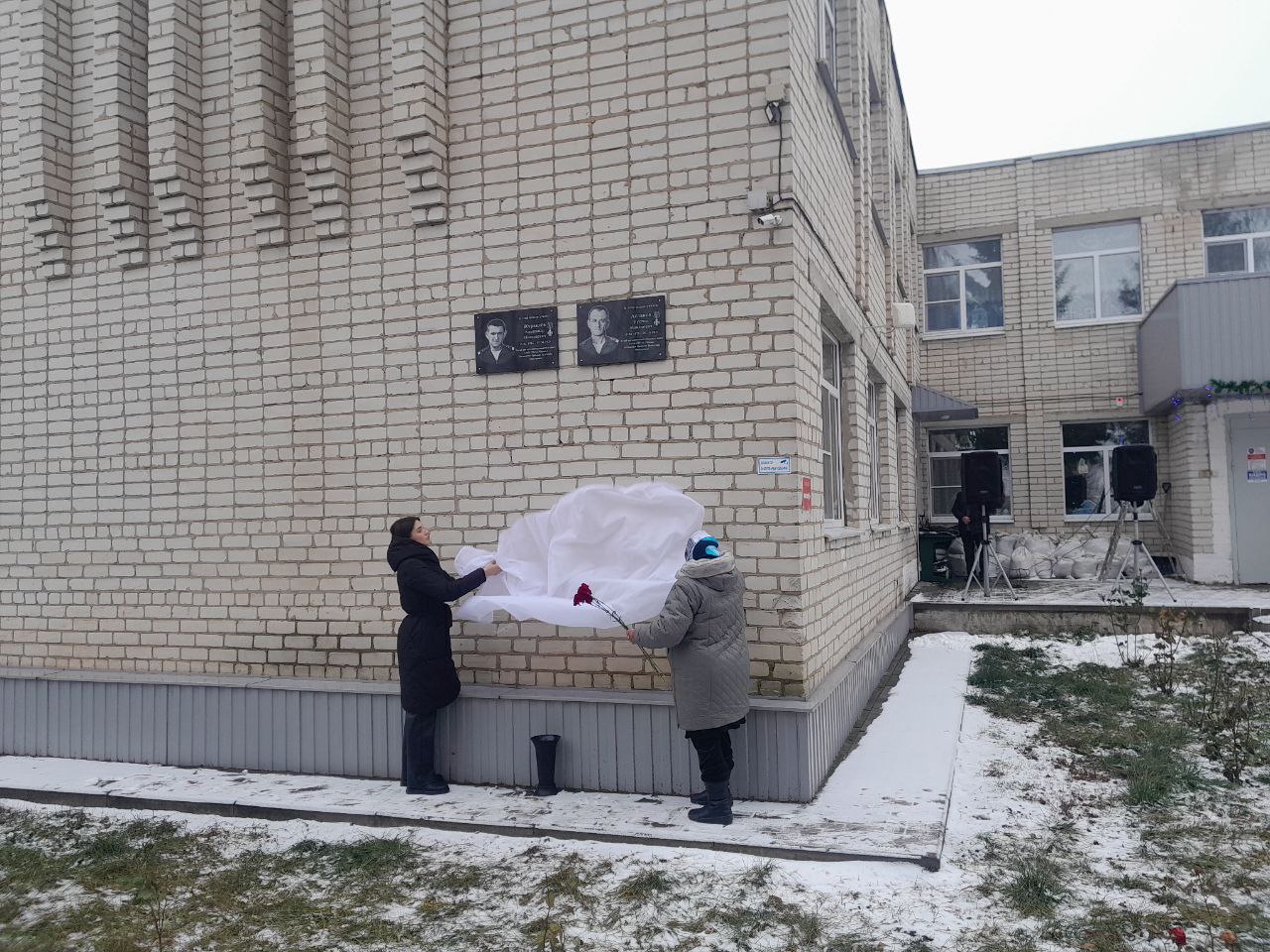 Виктор Кожухов: Сегодня в МКОУ "Новоспасская средняя общеобразовательная школа» Золотухинского района состоялось торжественная церемония открытия мемориальных досок, посвященных выпускникам школы, погибшим при исполнении...