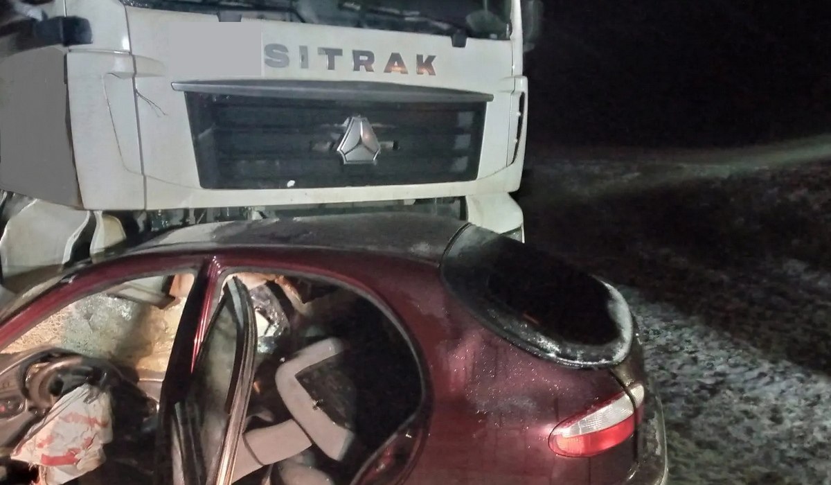 Водитель «Шевроле» пострадал при столкновении с грузовиком