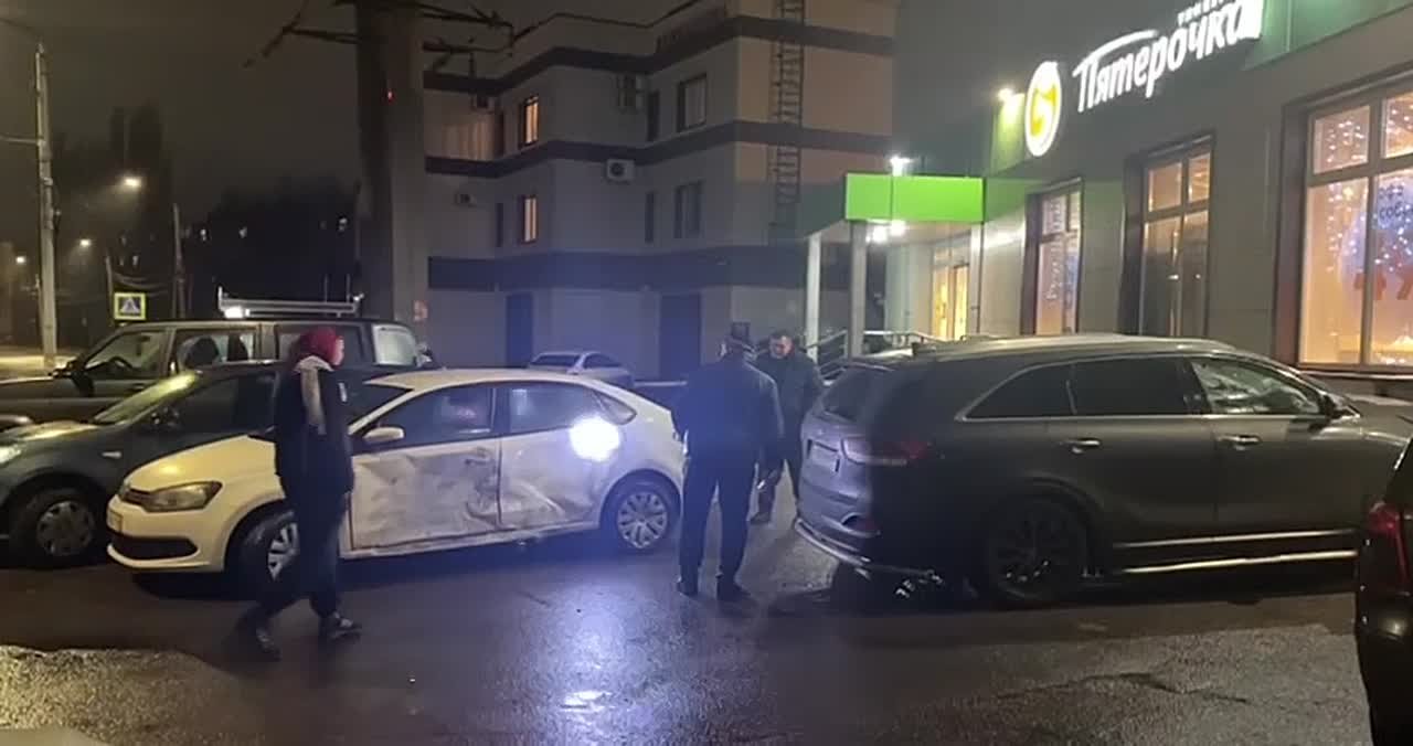 4-летний малыш пострадал после наезда автомобиля на вход магазина