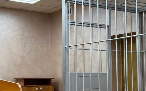 Курянин похитил из квартиры родственницы 117 тысяч рублей и потратил деньги на покупки для девушки