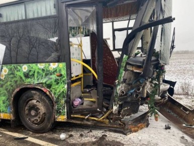 В тройной аварии с автобусом в Курской области погиб водитель, ранены пассажиры