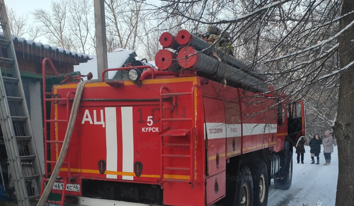 В Курском районе пожарные эвакуировали из горящего дома 11 человек