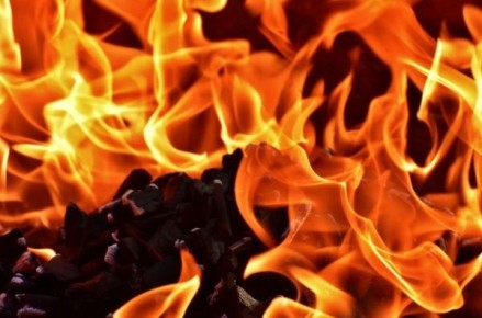 На пожаре спасли курянина, который развел в доме костер