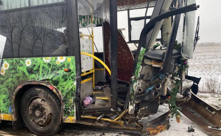 В ДТП с автобусом в Курской области погиб один человек и 4 ранены