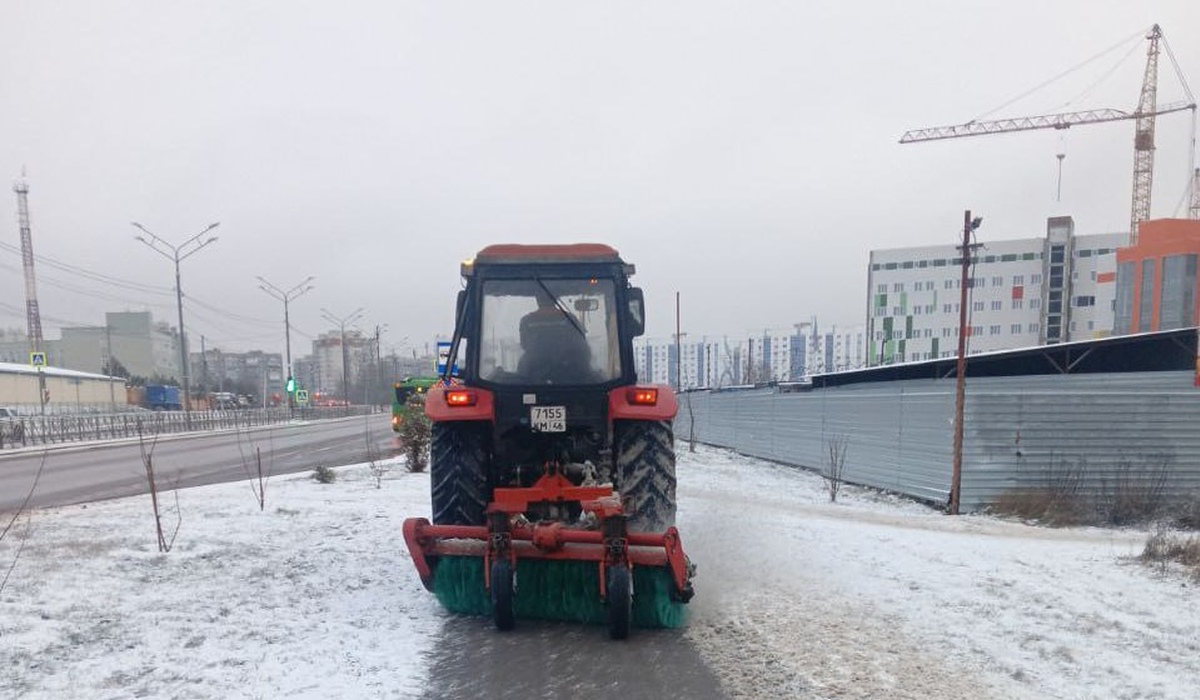 В Курске дороги от снега и наледи очищают 63 спецмашины