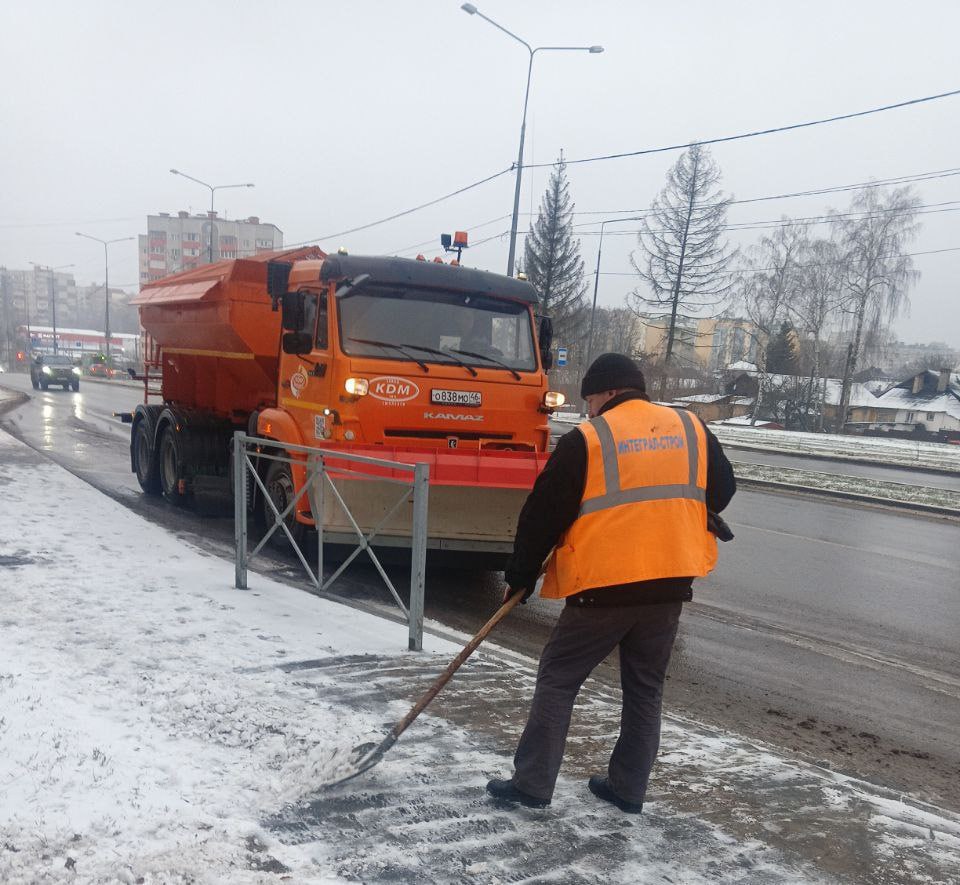 В Курске снег с дорог убирают 69 человек и 63 единицы техники