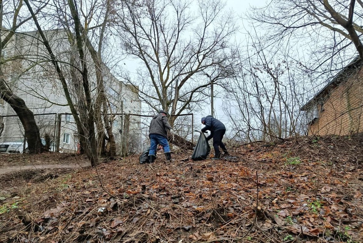 Сотрудники администрации Центрального округа провели субботник на общественной территории от улицы Карла Маркса до дома 12в на Хуторской