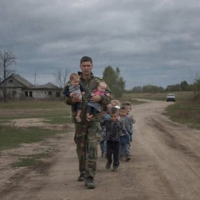Награжденный за храбрость курский волонтер спас из-под обстрела восьмерых детей