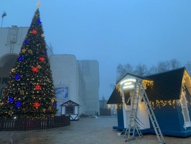 На Театральной площади Курска установили приемную Деда Мороза