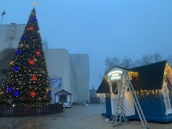 На Театральной площади Курска установили приемную Деда Мороза