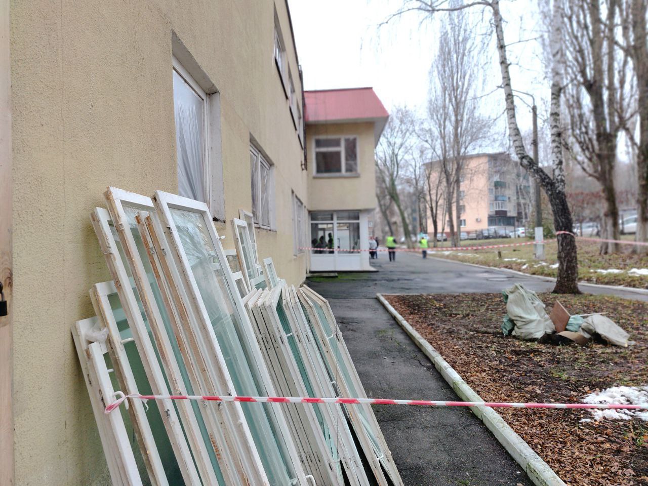 В филиале детской поликлиники на Республиканской начали вставлять окна