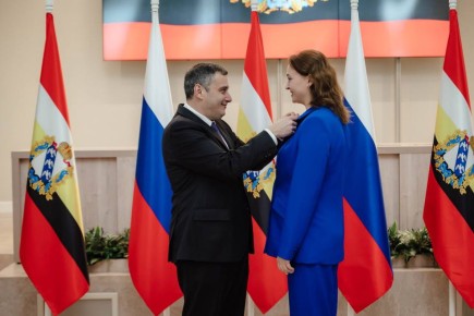 Губернатор Курской области Александр Хинштейн вручил региональные награды лучшим курянам по итогам 2025 года