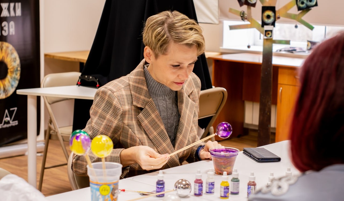 В Курске прошел мастер-класс по эбру на елочные шары