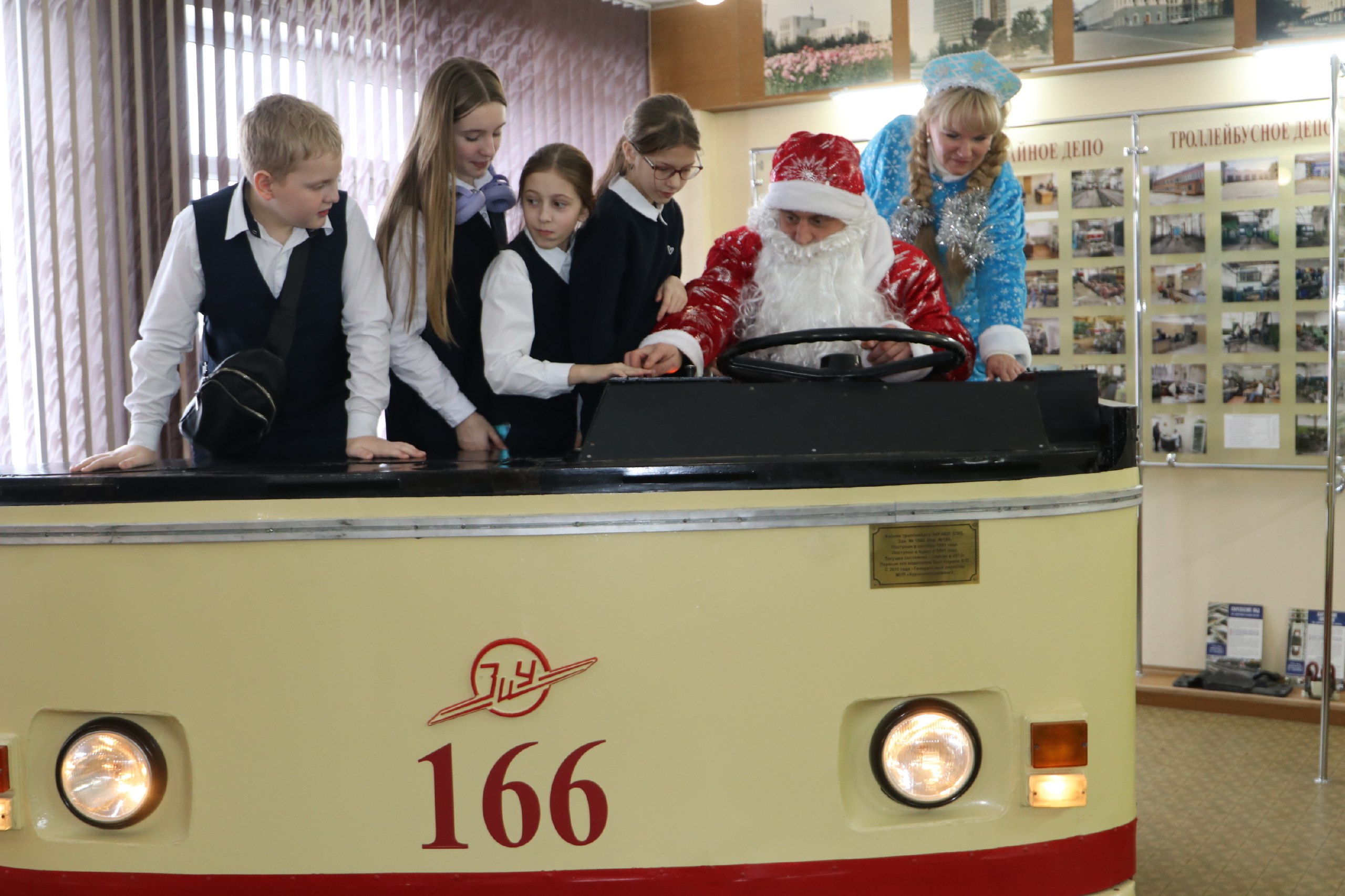 В Новогоднем трамвае прошла первая встреча пассажиров с Дедом Морозом