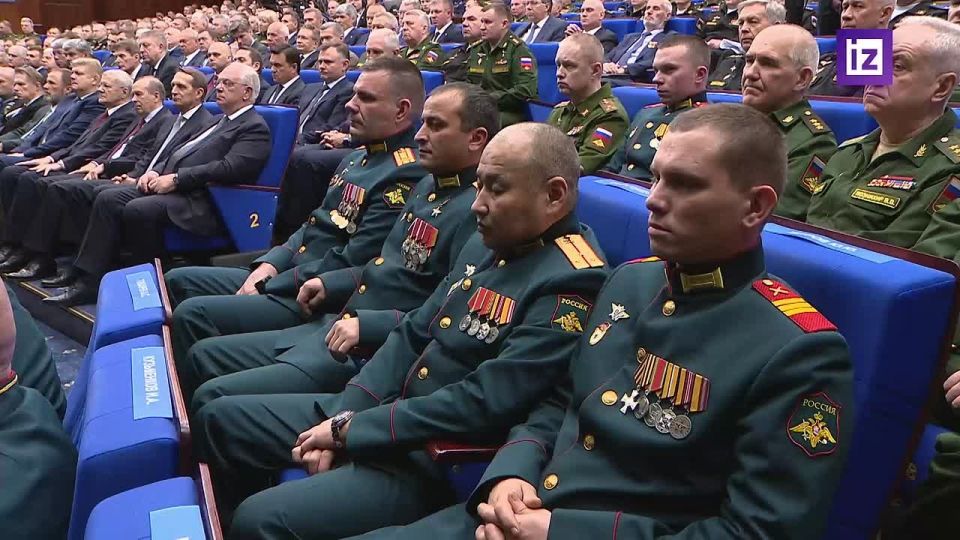 Президент на расширенном заседании коллегии Минобороны России попросил почтить памяти погибших в зоне СВО минутой молчания