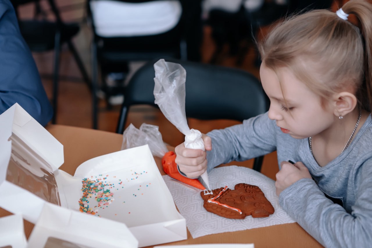 Во Дворце молодежи состоялась встреча клуба молодых семей «Академия счастья», где царила атмосфера творчества, открытий и, конечно, счастья