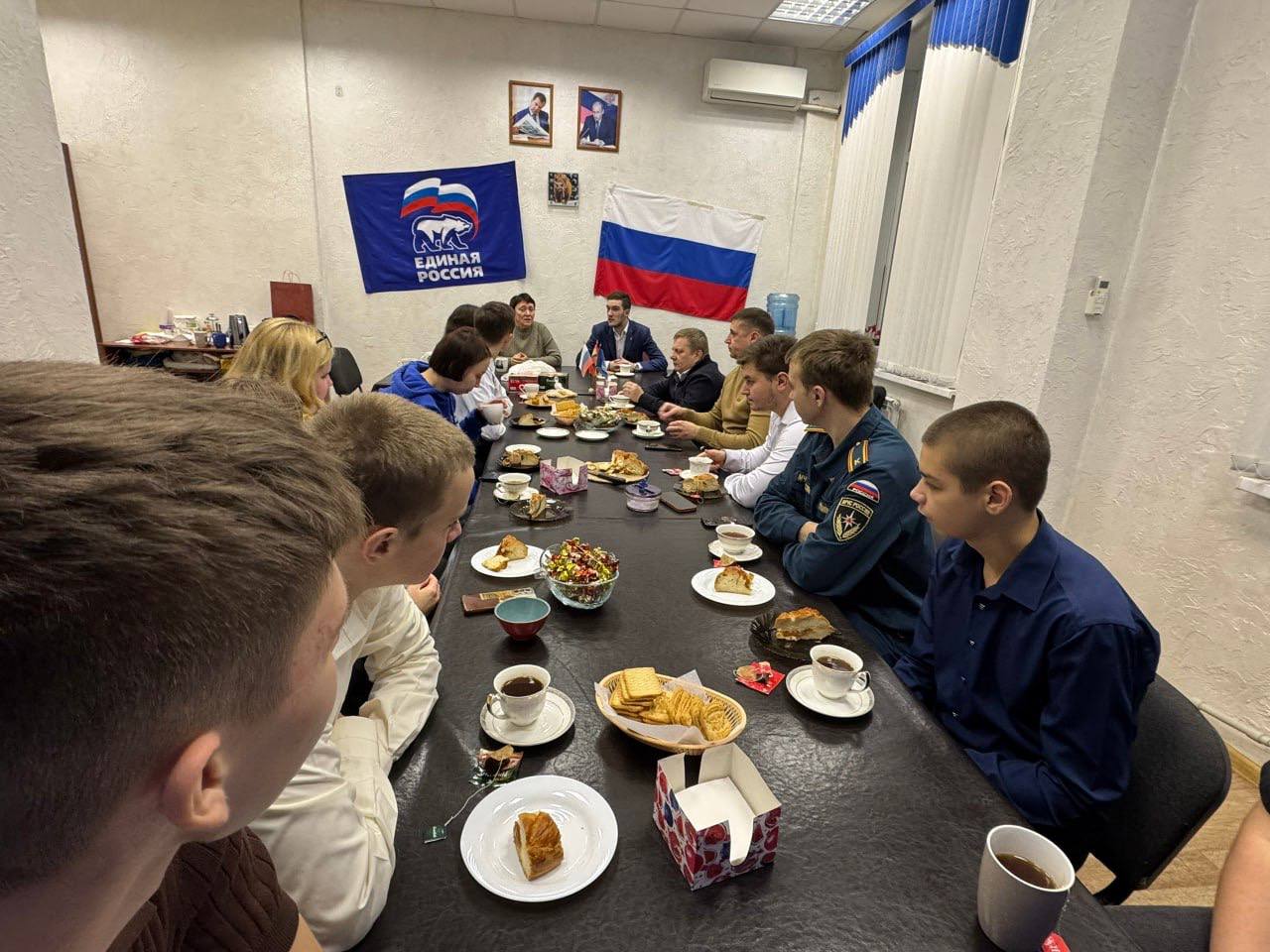 Обмен мнениями состоялся между единороссами и молодежью