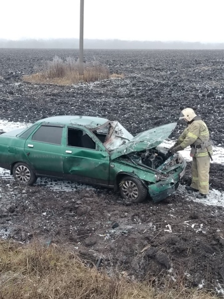 В Курской области ВАЗ улетел в кювет