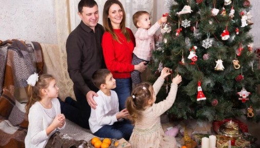 Теплые новогодние сюрпризы: изменения в графике выплат пенсионерам и матерям в России