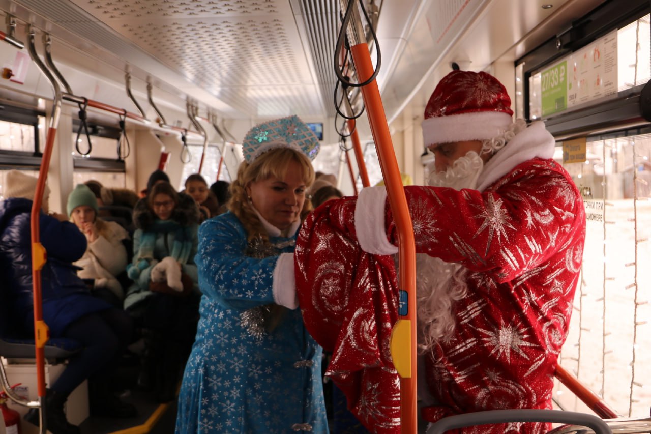 В Курске пассажиров новогоднего трамвая поздравили Дед Мороз и Снегурочка